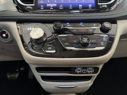 Used 2023 Chrysler Pacifica Touring-L image 14