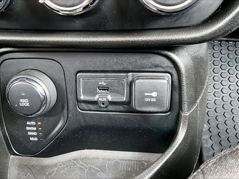 Used 2017 Jeep Renegade Latitude AWD/4WD image 15