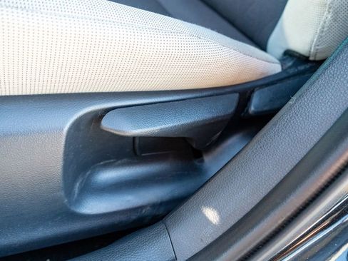 Used 2025 Toyota Corolla LE image 21