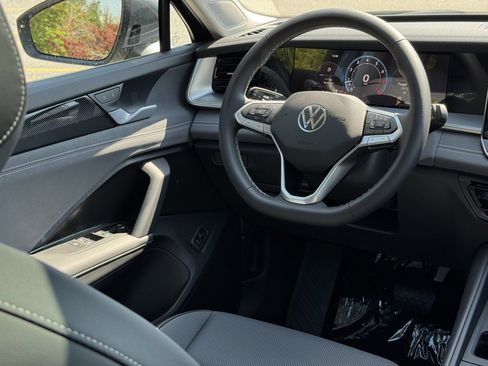 New 2025 Volkswagen Tiguan SE image 31