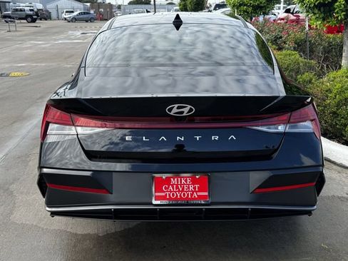 Used 2025 Hyundai Elantra SEL FWD image 8