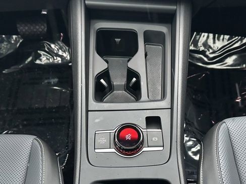 Certified 2025 Volkswagen Tiguan SE image 33