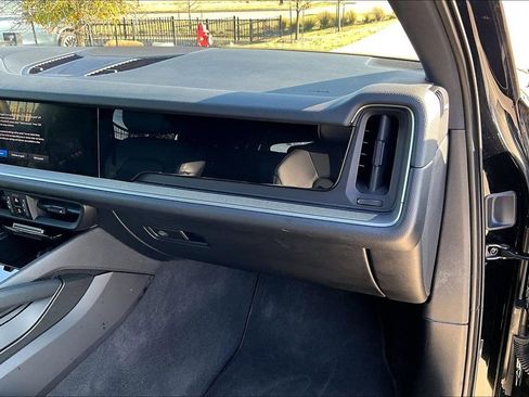 Used 2024 Porsche Cayenne image 21