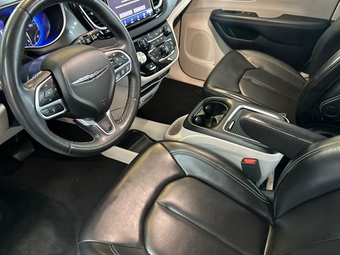 Used 2023 Chrysler Pacifica Touring-L FWD image 10