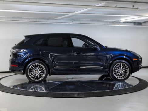 Certified 2023 Porsche Cayenne Platinum Edition image 7