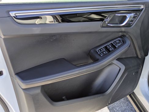 Used 2024 Porsche Macan image 11