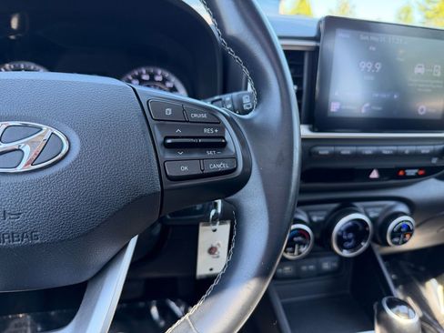 Used 2022 Hyundai Venue SEL FWD image 16