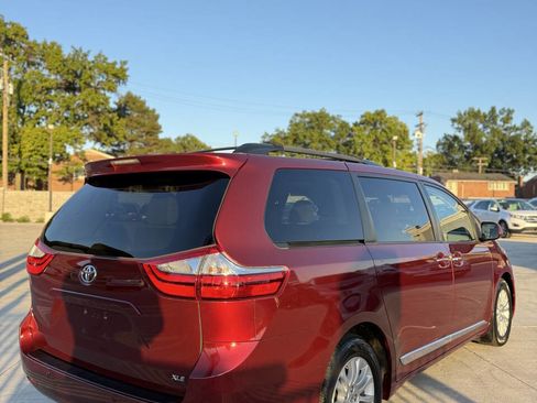 Used 2015 Toyota Sienna XLE image 6