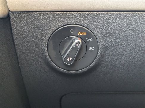 Certified 2025 Volkswagen Taos SE w/ Panoramic Sunroof Package image 25