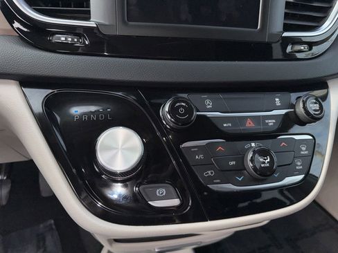 Used 2023 Chrysler Voyager LX FWD image 13