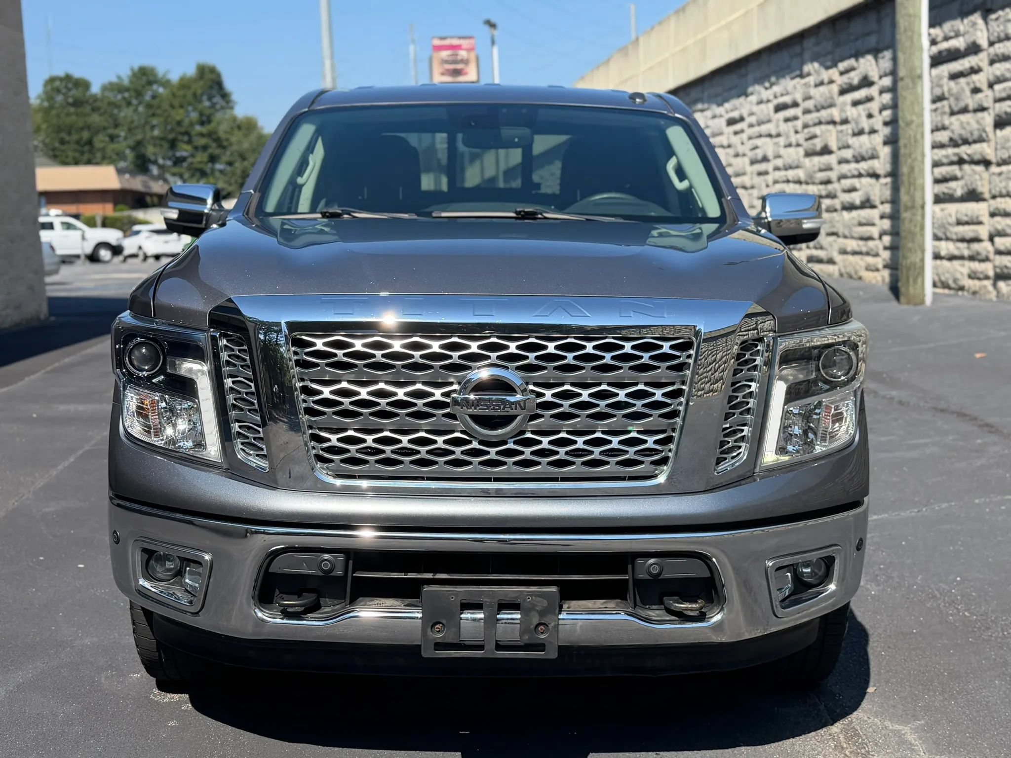 Used 2017 Nissan Titan SL AWD/4WD image 4