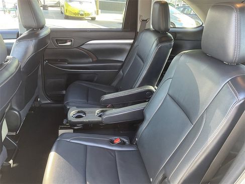 Used 2015 Toyota Highlander XLE image 16
