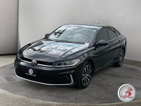 Used 2025 Volkswagen Jetta SE FWD image 3