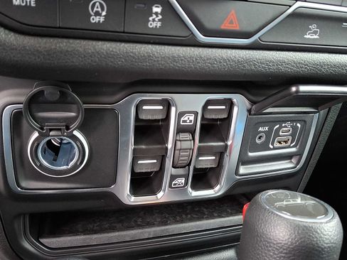 New 2026 Jeep Gladiator Sport AWD/4WD image 15