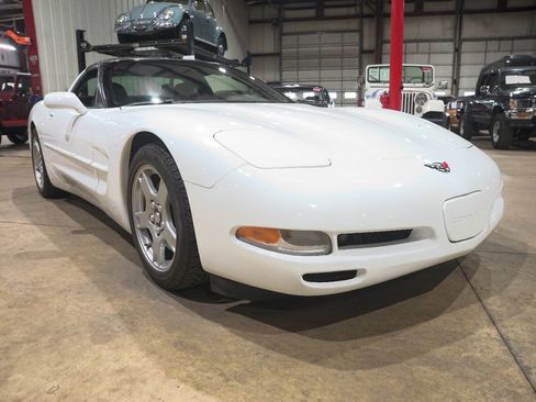 Used 1998 Chevrolet Corvette Coupe RWD image 12