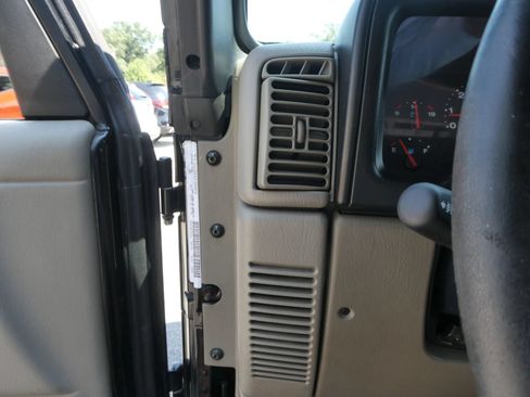 Used 2004 Jeep Wrangler Sahara AWD/4WD image 15