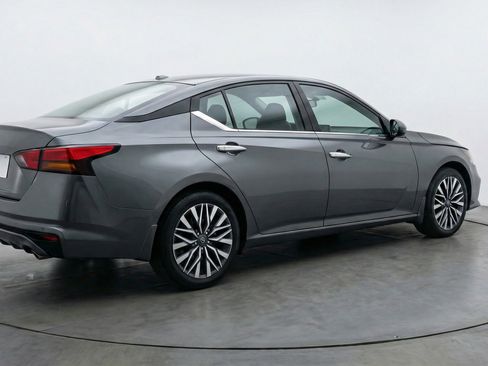 Used 2025 Nissan Altima 2.5 SV FWD image 9