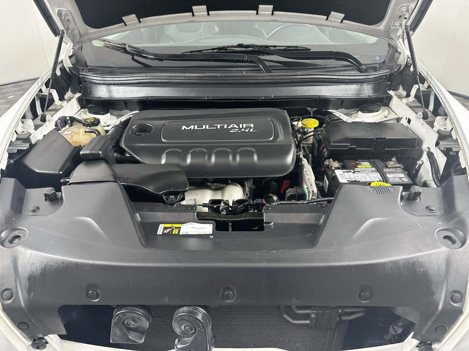 Used 2018 Jeep Cherokee Latitude Plus w/ Cold Weather Group AWD/4WD image 28
