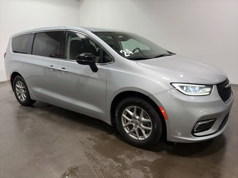 Used 2024 Chrysler Pacifica Touring-L FWD image 2