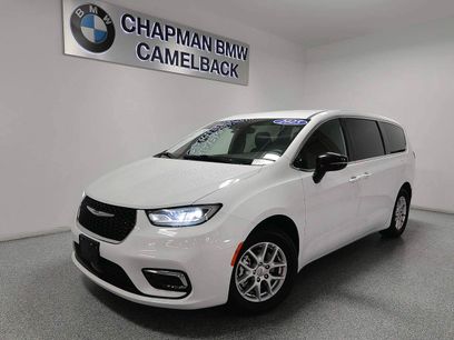 Used 2025 Chrysler Pacifica Select