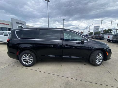 New 2026 Chrysler Pacifica Select AWD/4WD image 26