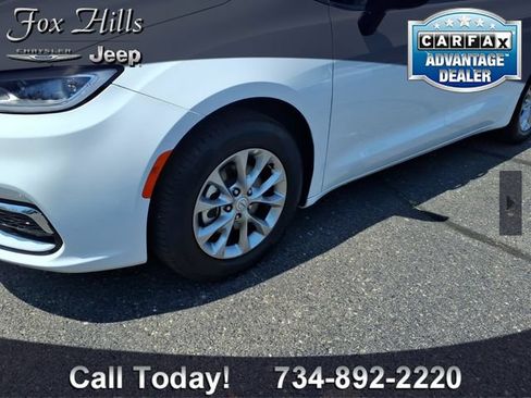 Certified 2026 Chrysler Pacifica Limited FWD image 5