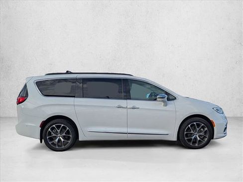 Used 2022 Chrysler Pacifica Limited image 4