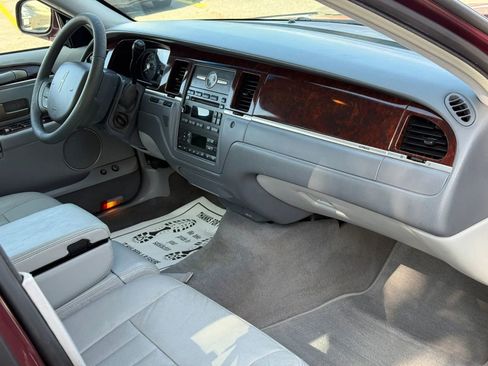 Used 2007 Lincoln Town Car Signature image 18