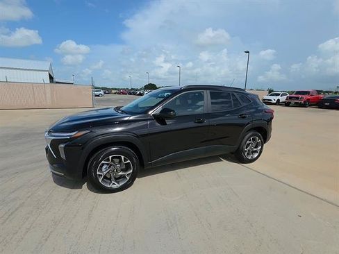 Used 2026 Chevrolet Trax LT FWD image 3