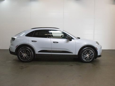 Certified 2025 Porsche Macan 4 Electric image 9