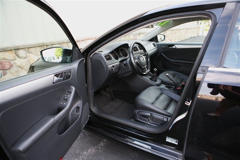 Used 2017 Volkswagen Jetta SE FWD image 8