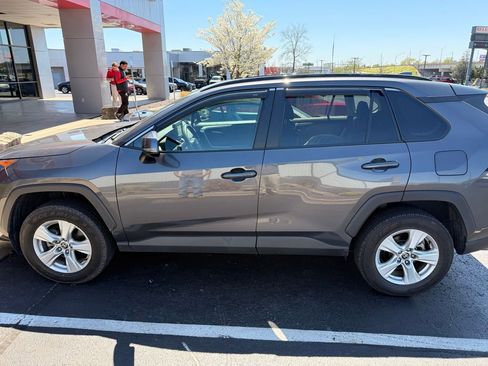 Used 2021 Toyota RAV4 XLE w/ Convenience Package image 4