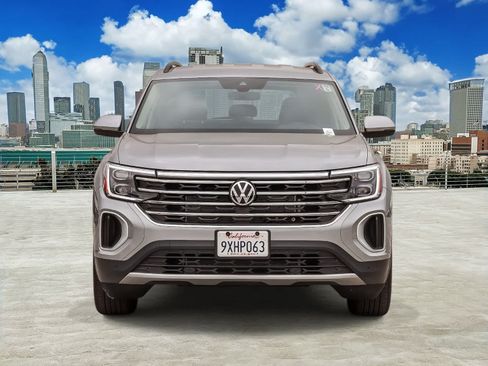 Certified 2026 Volkswagen Atlas SE FWD image 2
