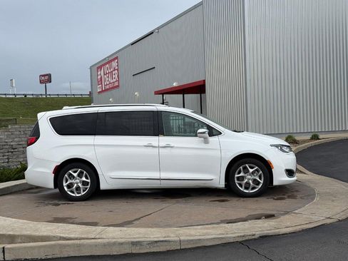 Used 2020 Chrysler Pacifica Limited image 2