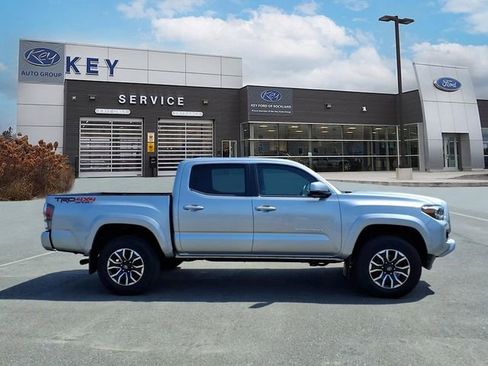 Used 2023 Toyota Tacoma TRD Sport w/ Technology Package AWD/4WD image 4