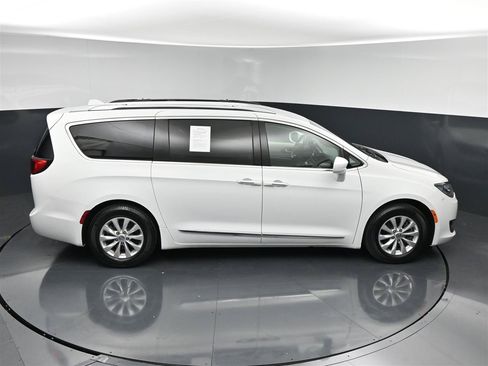 Used 2018 Chrysler Pacifica Touring-L FWD image 22