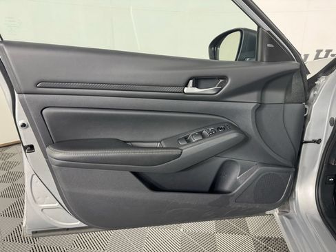 Used 2025 Nissan Altima 2.5 SV FWD image 9