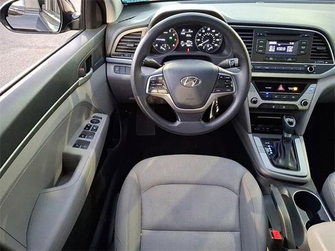 Used 2017 Hyundai Elantra SE w/ Cargo Package image 18