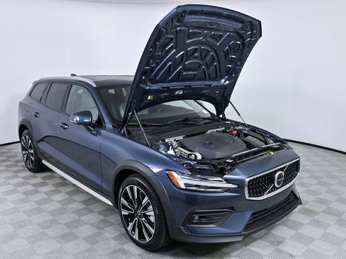 Certified 2025 Volvo V60 B5 Cross Country Ultra image 35