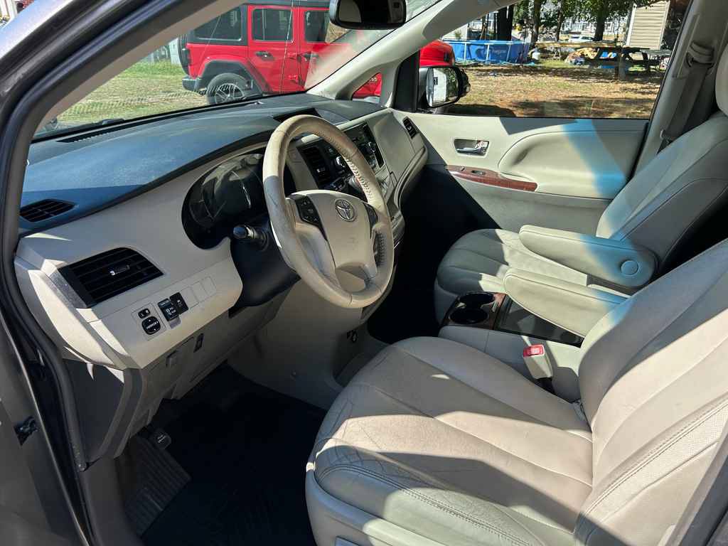 Used 2014 Toyota Sienna XLE FWD image 8