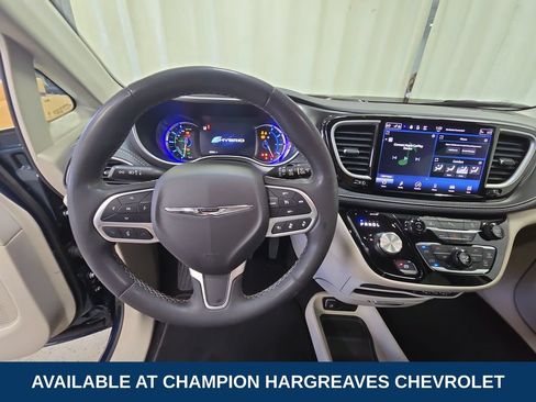 Used 2023 Chrysler Pacifica Touring-L FWD image 14