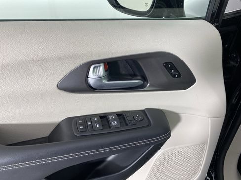 Used 2024 Chrysler Pacifica Touring-L image 14