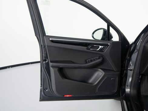 Certified 2025 Porsche Macan image 18