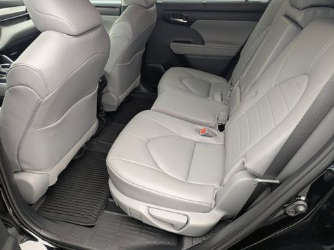 Used 2026 Toyota Highlander XLE image 17