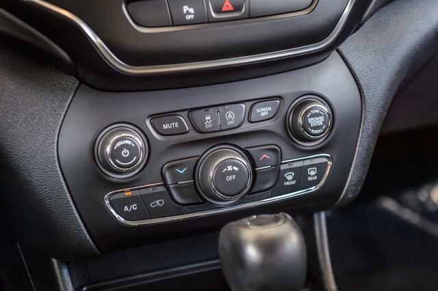 Used 2019 Jeep Cherokee Latitude Plus FWD image 30