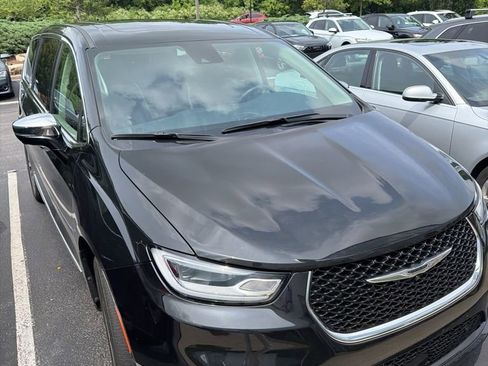 Used 2023 Chrysler Pacifica Limited FWD image 3