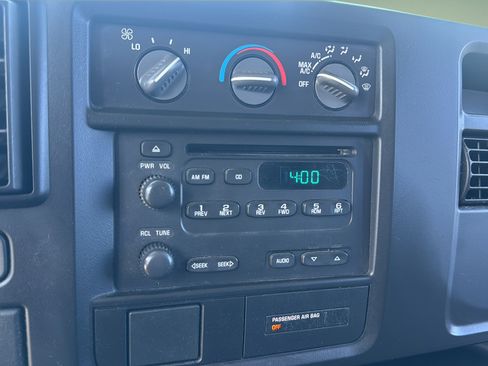 Used 2006 Chevrolet Express 1500 Passenger RWD image 12