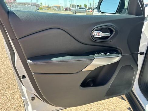 Used 2020 Jeep Cherokee Latitude w/ Quick Order Package 26F North AWD/4WD image 10