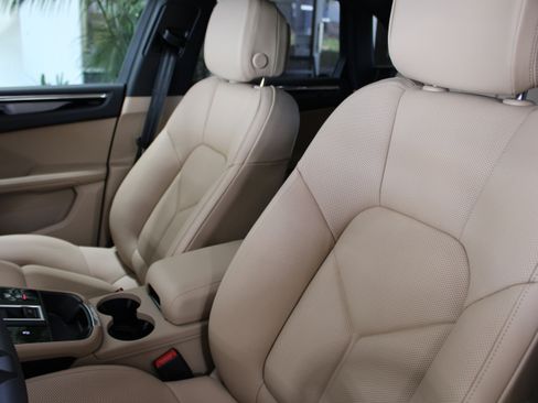 New 2026 Porsche Macan AWD/4WD image 5