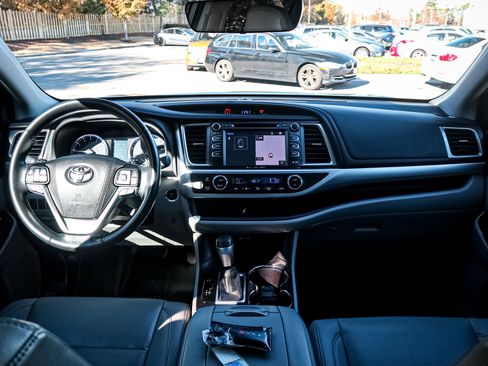 Used 2019 Toyota Highlander XLE image 29